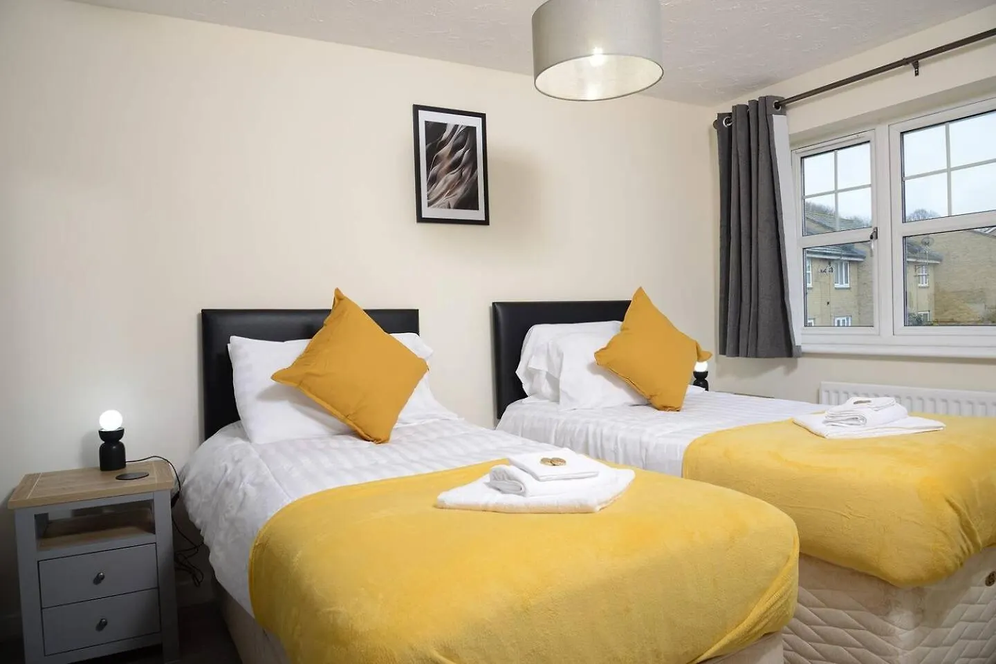 Southampton West With Workspace And Fast Internet